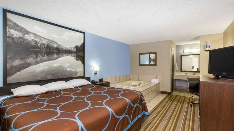 Super 8 Malvern Suite
