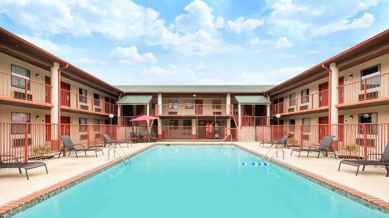 <b>Super 8 Malvern Pool</b>. Images powered by <a href="https://iceportal.shijigroup.com/" title="IcePortal" target="_blank">IcePortal</a>.