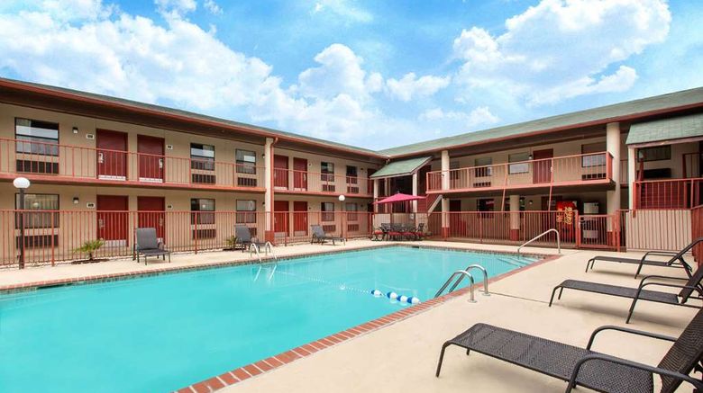 <b>Super 8 Malvern Pool</b>. Images powered by <a href="https://iceportal.shijigroup.com/" title="IcePortal" target="_blank">IcePortal</a>.