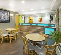 Super 8 by Wyndham Fortuna Lobby