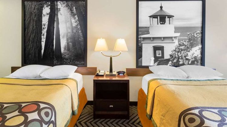Super 8 by Wyndham Fortuna Room