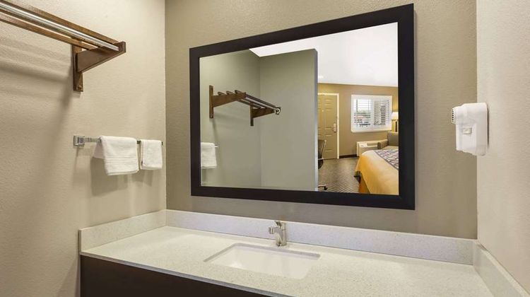 Super 8 by Wyndham Fortuna Room
