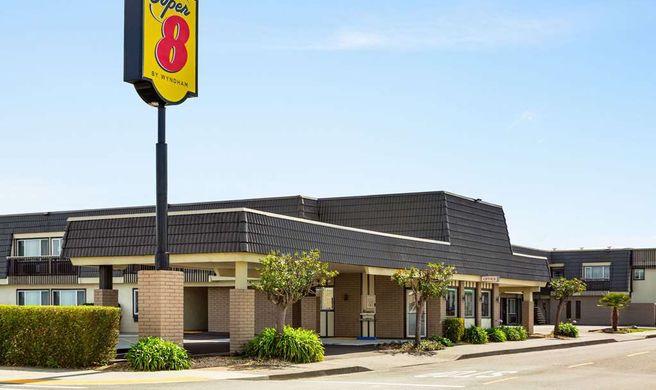 Super 8 Eureka Exterior