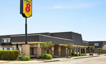 Super 8 Eureka