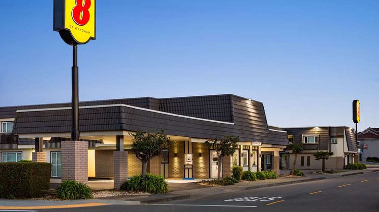 Super 8 Eureka Exterior