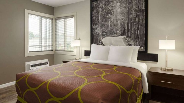 Super 8 Eureka Suite