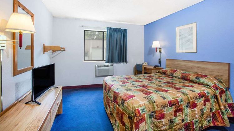Super 8 Hot Springs Room