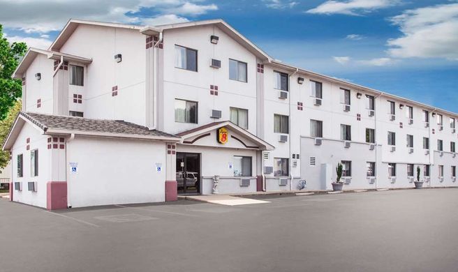 Super 8 Hot Springs Exterior