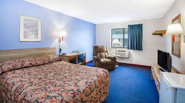 Super 8 Hot Springs Room