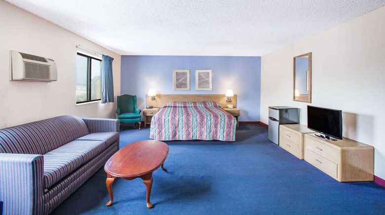 <b>Super 8 Hot Springs Room</b>. Images powered by <a href="https://iceportal.shijigroup.com/" title="IcePortal" target="_blank">IcePortal</a>.