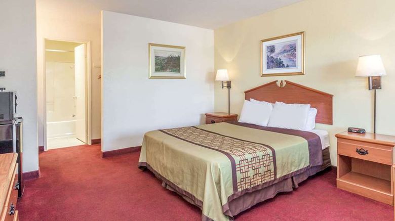 <b>Super 8 Bakersfield/Central Room</b>. Images powered by <a href="https://iceportal.shijigroup.com/" title="IcePortal" target="_blank">IcePortal</a>.