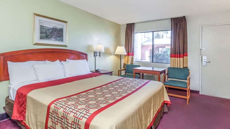 <b>Super 8 Bakersfield/Central Room</b>. Images powered by <a href="https://iceportal.shijigroup.com/" title="IcePortal" target="_blank">IcePortal</a>.