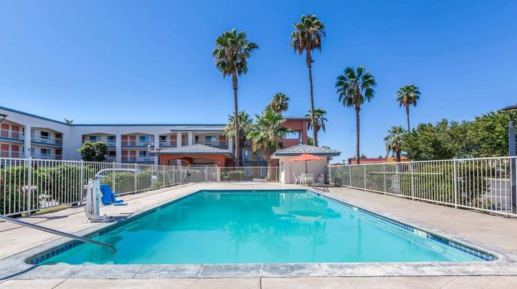 Super 8 Bakersfield/Central Pool