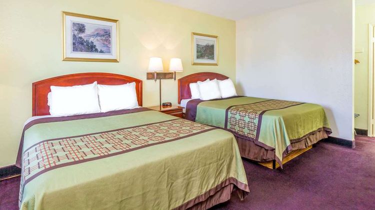 Super 8 Bakersfield/Central Room