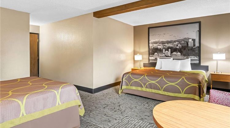 Super 8 Cos/Hwy. 24 E/PAFB Area Room