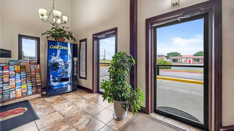 Super 8 Cos/Hwy. 24 E/PAFB Area Lobby