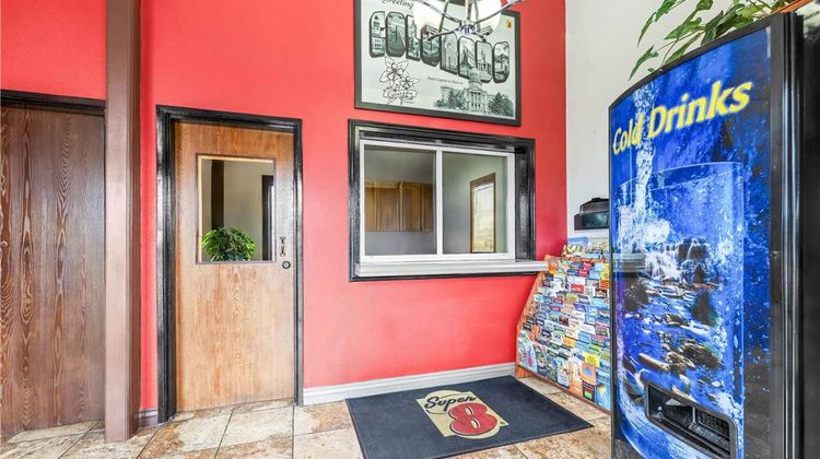 Super 8 Cos/Hwy. 24 E/PAFB Area Lobby