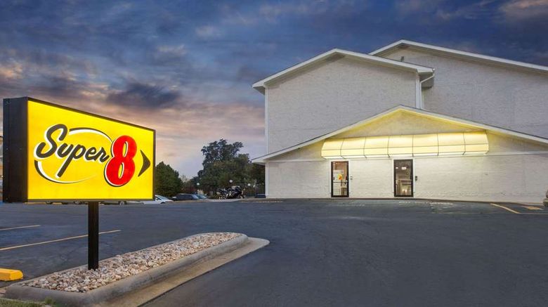 Super 8 Columbus Airport Exterior. Images powered by <a href="https://iceportal.shijigroup.com" target="_blank" rel="noopener">Ice Portal</a>.