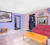 Super 8 Warner Robins Lobby