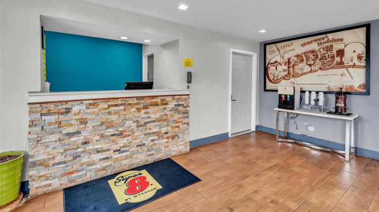 Super 8 Warner Robins Lobby