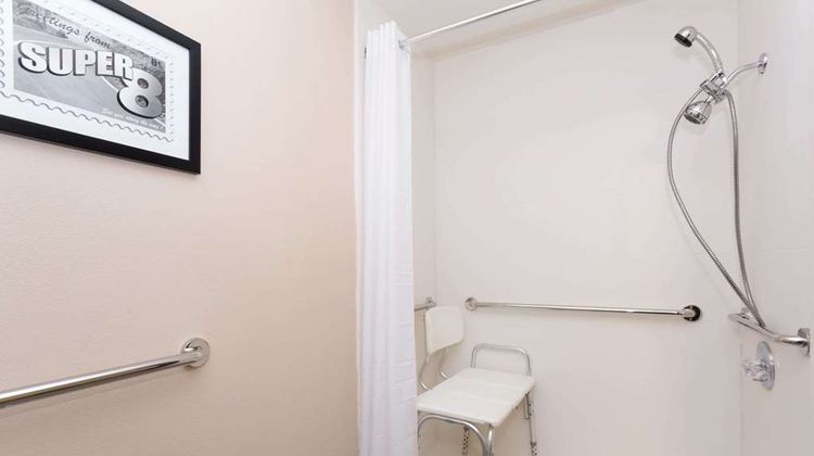 Super 8 Longmont/Twin Peaks Room