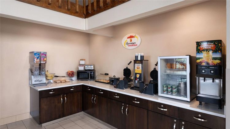 Super 8 Longmont/Twin Peaks Lobby