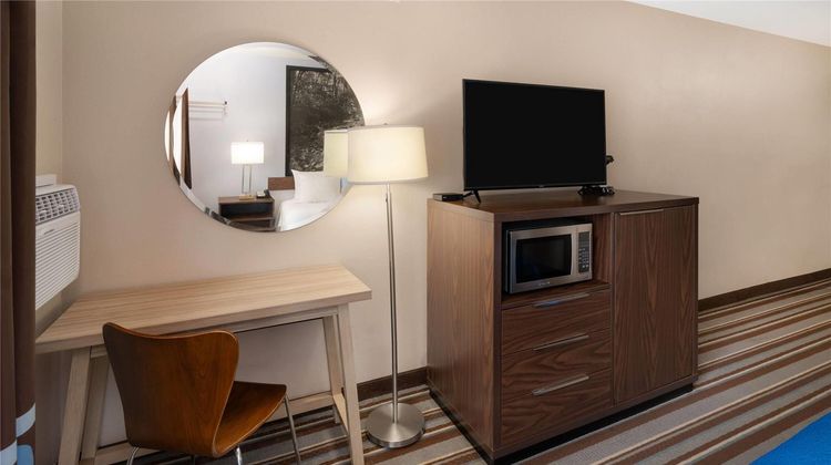 Super 8 Longmont/Twin Peaks Room