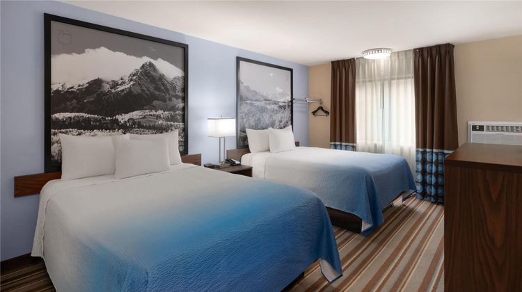 Super 8 Longmont/Twin Peaks Room