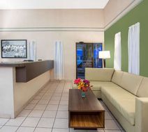 Super 8 Craig Lobby