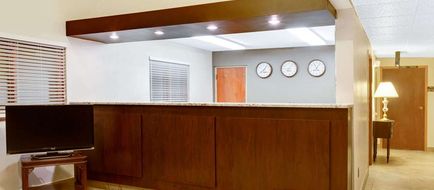 Super 8 Longmont/Del Camino Lobby
