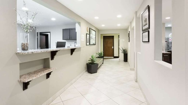 <b>Super 8 Montrose Lobby</b>. Images powered by <a href="https://iceportal.shijigroup.com/" title="IcePortal" target="_blank">IcePortal</a>.
