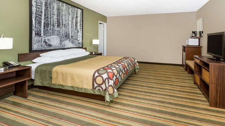 Super 8 Montrose Room