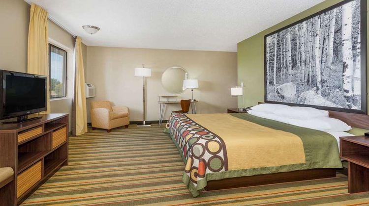 Super 8 Montrose Room