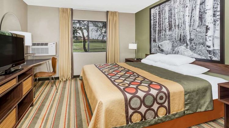 Super 8 Montrose Room
