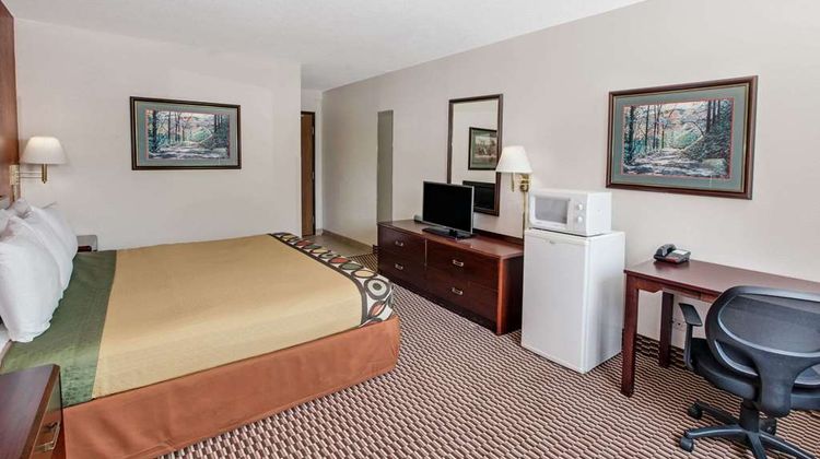 Super 8 Crystal Lake Room