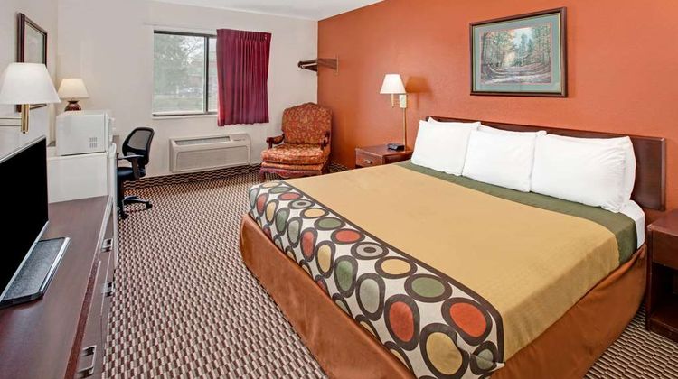 Super 8 Crystal Lake Room