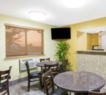 Super 8 Nampa Lobby