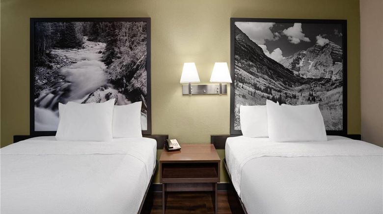 <b>Super 8 Garden of the Gods Room</b>. Images powered by <a href="https://iceportal.shijigroup.com/" title="IcePortal" target="_blank">IcePortal</a>.