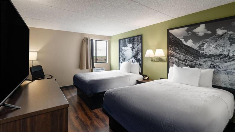 <b>Super 8 Garden of the Gods Room</b>. Images powered by <a href="https://iceportal.shijigroup.com/" title="IcePortal" target="_blank">IcePortal</a>.