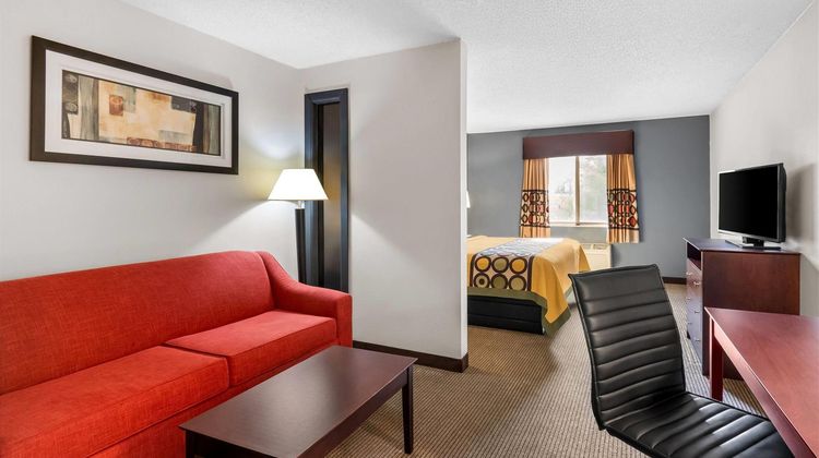 Super 8 Bloomington Suite