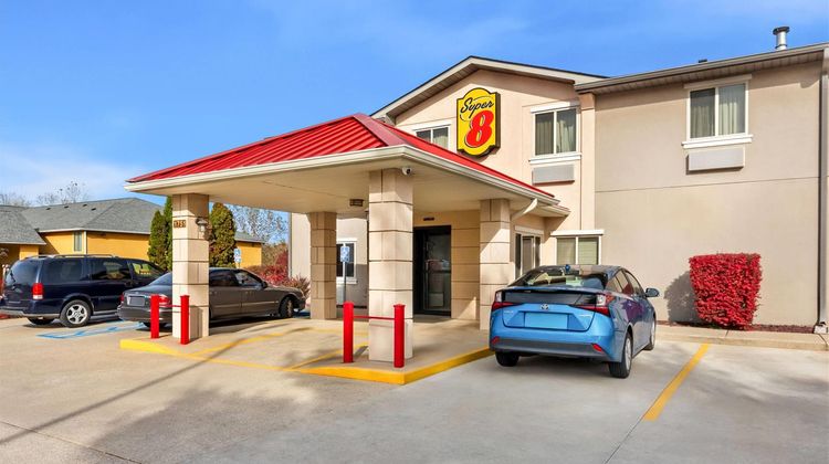 Super 8 Bloomington Exterior