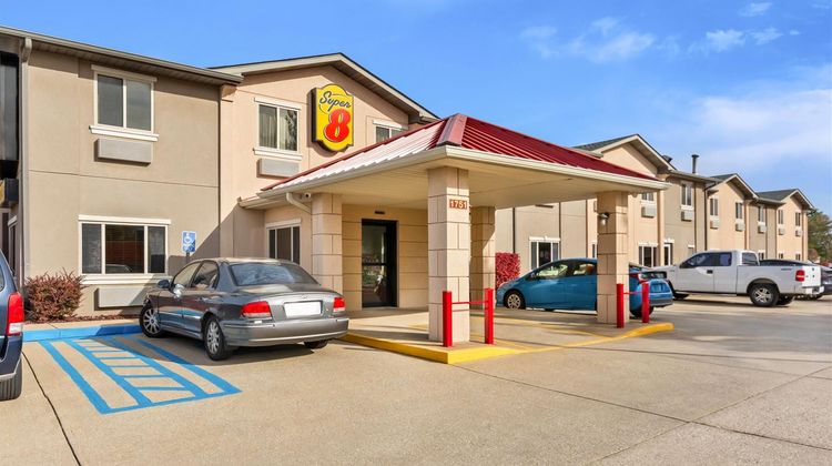 Super 8 Bloomington Exterior