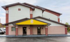 Super 8 Greensboro/Coliseum/Conv.