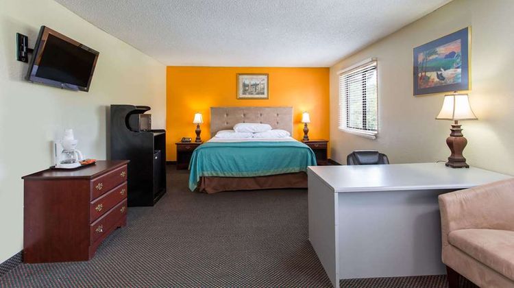 Super 8 Greensboro/Coliseum/Conv. Suite
