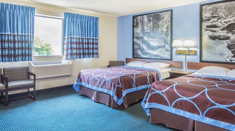 Super 8 New Castle Room