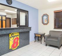 Super 8 New Castle Lobby