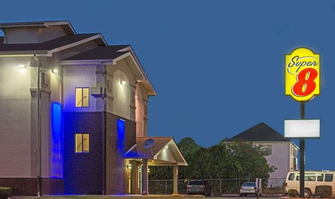 Super 8 New Castle Exterior