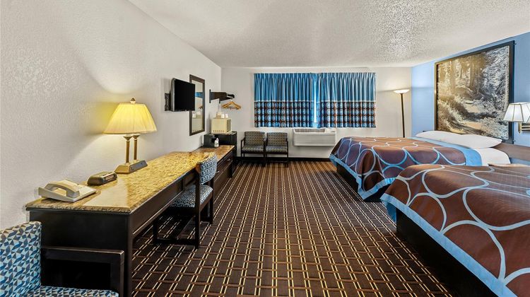 Super 8 New Castle Room