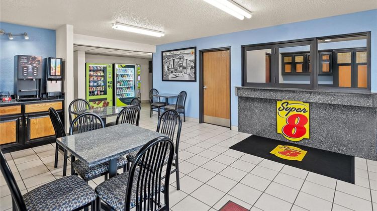 Super 8 New Castle Lobby