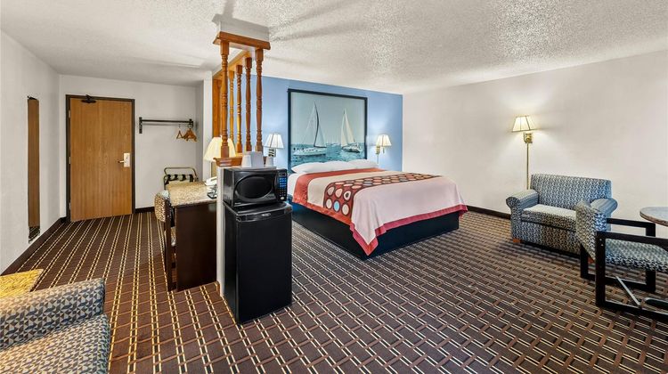 Super 8 New Castle Suite